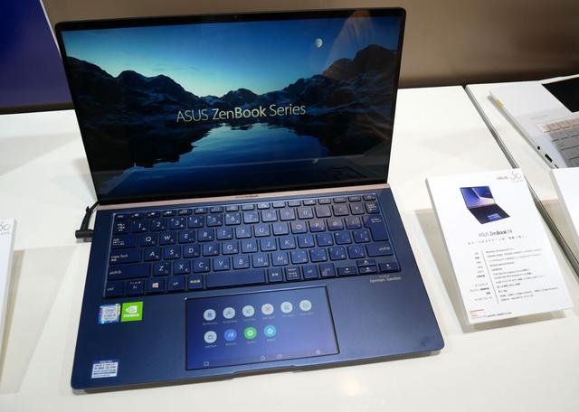 画像: ASUS ZenBook14。手前側のサブディスプレイに、web画面やSNSを表示することもできる