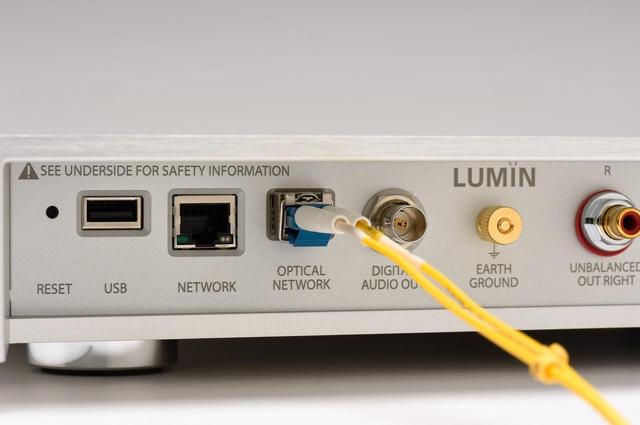 画像: X1は一般的なRJ45端子によるLAN端子のほか、SFPと呼ばれる光LAN端子を装備。これを活用した格好だ