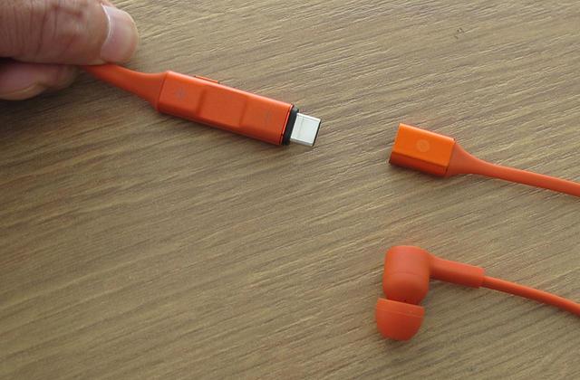 画像: ケーブル右側にUSB-Type-Cコネクターが内蔵されており、充電はここから行なう仕組。このコネクターをP30 liteに差し込んでもいいし、USB Type-Aとの変換アダプターも付属している