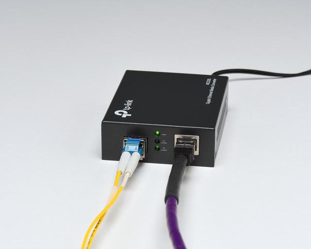 画像: RJ45端子をSFP(光LAN)端子に変換する目的で、業務用ネットワーク系ブランドのTP LinkのMC220Lという機器を使った
