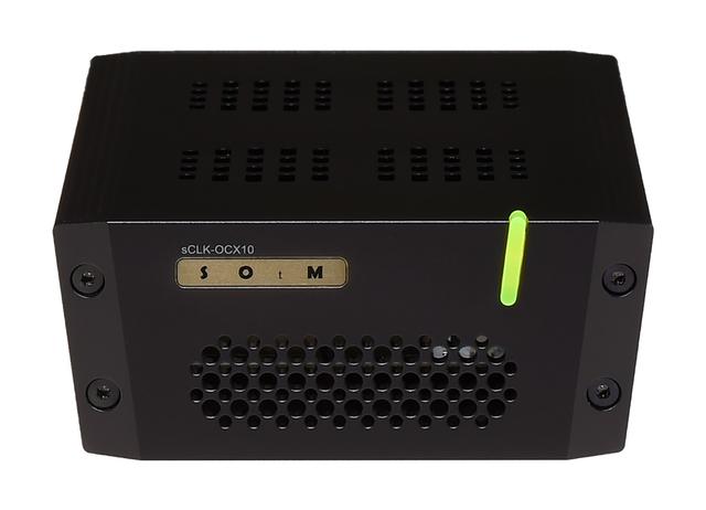 画像: 今回は、SOtMのsCLK-OCX10という10MHzによる純粋なアナログ正弦波を生成するクロックを使った。BNC端子から4系統のマスタークロック出力が可能な製品で、価格は50万円+税(電源別)