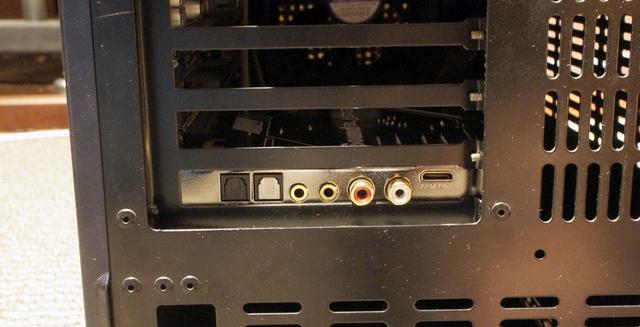 画像: パソコン背面から端子部を見たところ。左から光デジタル入力、光デジタル出力、サラウンド用出力端子×2(ステレオミニ)、フロント出力端子(RCA)、ACM用接続端子となる