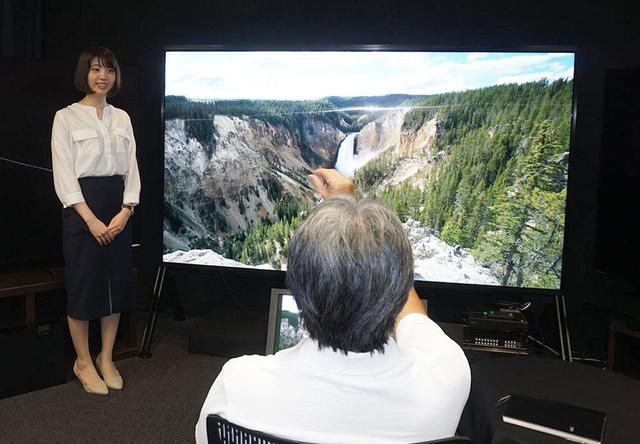 画像: Z9Gシリーズのコンセプトについて質問する山本さん。なお北米での価格は98インチが7万ドル前後、85インチは1万3000ドル前後とか
