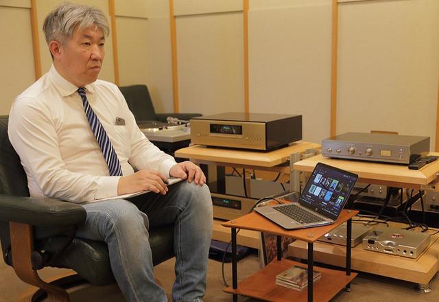 画像: ハイレゾ音源を含めて試聴する三浦氏。