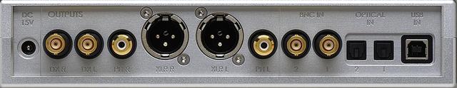 画像: D/AコンバーターHugo TT2のリアビュー。デジタル入力はBNC2系統、TOS光2系統、USB1系統。出力はXLRバランスとRCAアンバランスが各1系統。さらにBNC端子によるDX出力を装備。左端はACアダプターからの電源入力端子。