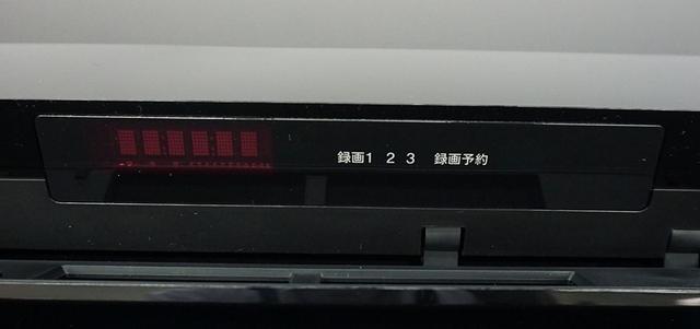 画像: FBTシリーズのフロントパネル。写真は4K放送をふたつと2K放送の3チャンネルを同時録画しているところだ