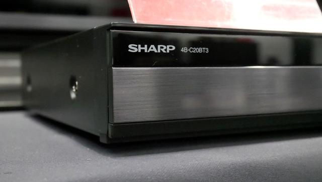 画像: 前モデルAT3系とのデザイン面での違いは、インシュレーターがなくなったこと、SHARPロゴの印字されている黒い部分の幅が薄く(細く)なり、その下の銀色の蓋の部分が長くなったこと