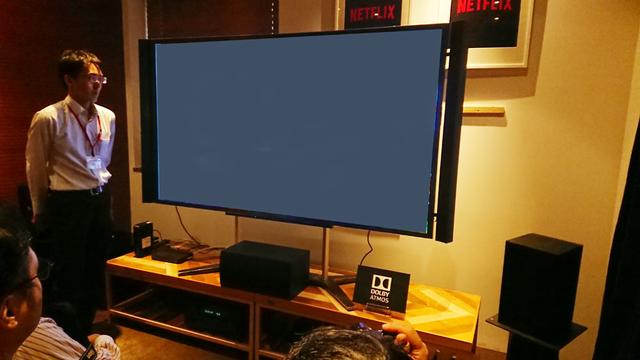 画像: 84型の4Kテレビを核にしたJ:COM シアターのデモ。ドルビーアトモス対応の7.1.4システムで、4K/HDR&アトモスのコンテンツが体験できる(天井スピーカーはイネーブルドスピーカーで対応)