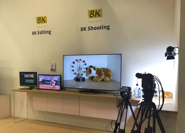 画像1: シャープは「True 8K + 5G」を強く訴求した。5G通信機能を持った120インチ8K液晶テレビや、ダイナブックの8K化は面白い【御法川裕三のIFA2019散策 その3】