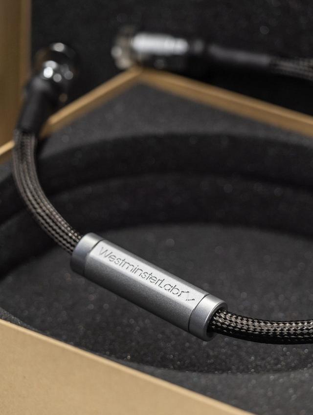 画像: 「DC Power Cable」。写真はカーボンファイバーシールド付きの仕様となる