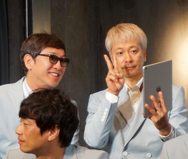 画像: 「スカパラの窓」のタブレットを実演する大森さんとGAMOさん