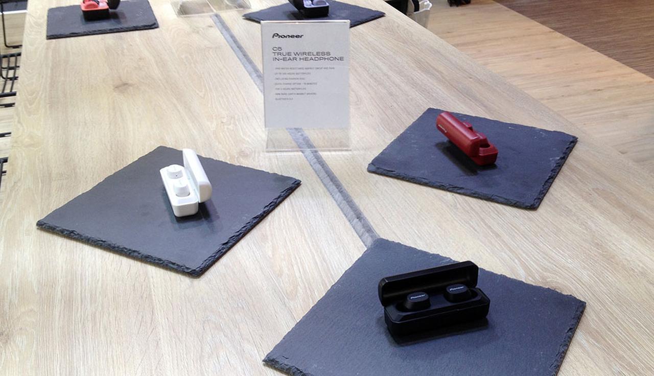 画像: パイオニアは、ワイヤレスモバイルに注力。Bluetoothイヤホン「C5」「E9」と、オンイヤーヘッドホンの「S3」「S6」と、若者に向けた製品を揃える【御法川裕三のIFA2019散策 その9】 - Stereo Sound ONLINE