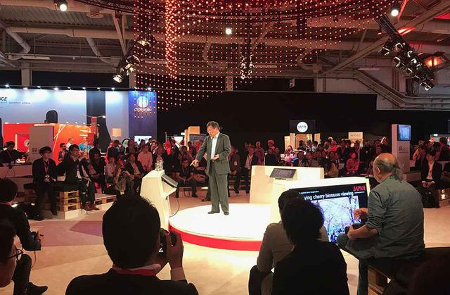 画像: 「IFA NEXT」ブースでプレゼンを行なう経済産業省商務情報政策局長、Keita Nishiyama氏。今回のスポンサードは経産省・JETROによるものだった