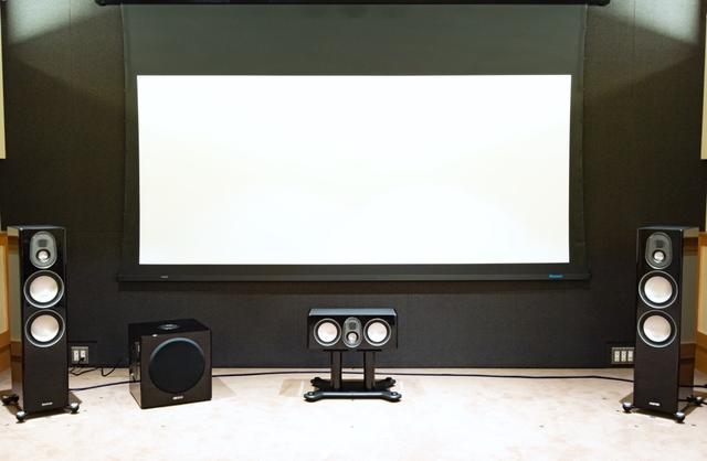画像: Setting1:HiVi視聴室では、リファレンススピーカーとして同じモニターオーディオの上位製品群、プラチナムシリーズⅡの7.1Chを使っていることもあり、その基準位置に準じてGold 5Gシリーズの7.1Chシステムをそのままセットした。写真のセンタースピーカー用スタンドは、PLC350Ⅱ/PLC150Ⅱ向け別売り品(PL CENTRE STAND Ⅱ。¥80,000+税)で、Gold C250-5Gでもそのまま使用可能だ