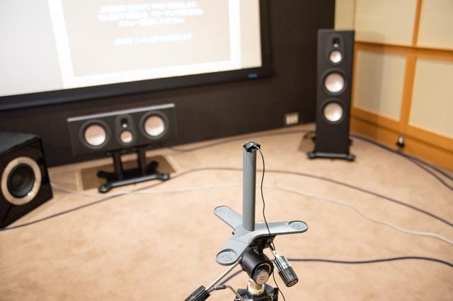画像: ヤマハAVセンター搭載の自動音場補正機能YPAOは、いくつかのグレードがあるが、アベンタージュの上位モデル(CX-A5200/RX-A3080/RX-A2080)にはその最上グレードの「YPAO 3D補正」(各スピーカーの距離と角度、プレゼンス/オーバーヘッドスピーカーの高さを自動計測し、立体的に補正)と「64ビットプレシジョンEQ」(64ビット処理のイコライジング)、「YPAO-R.S.C.」(初期反射音をより緻密に測定するモード)が組み合わさっている。Y字型マイクスタンドが付属する