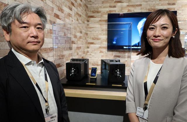 画像: 解説していただいたV&S事業本部商品設計部門商品技術1部の加来欣志氏(左)とホームAV商品企画課の尾木加奈子氏(右)