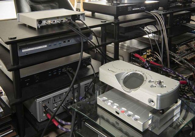 画像: 山本さんはリファレンスDACとしてコード「DAVE」を愛用している。まずはU1 MINIのUSB出力をDAVEにつないで音の違いを確認してもらった。NASはデラ「N1A/2」を使用