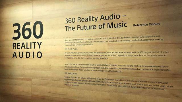 画像: ブースの壁面にある。360 Reality Audioの解説