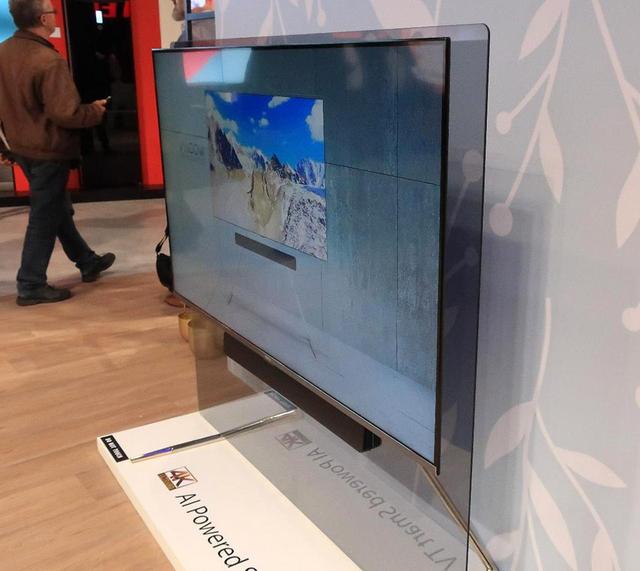 画像: ガラスで背後を覆った、その名も「GLASSYTV」