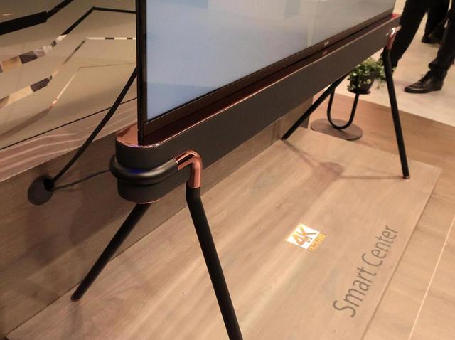 画像: 「スマートセンター」というテレビ。エッジ処理が特徴的だ