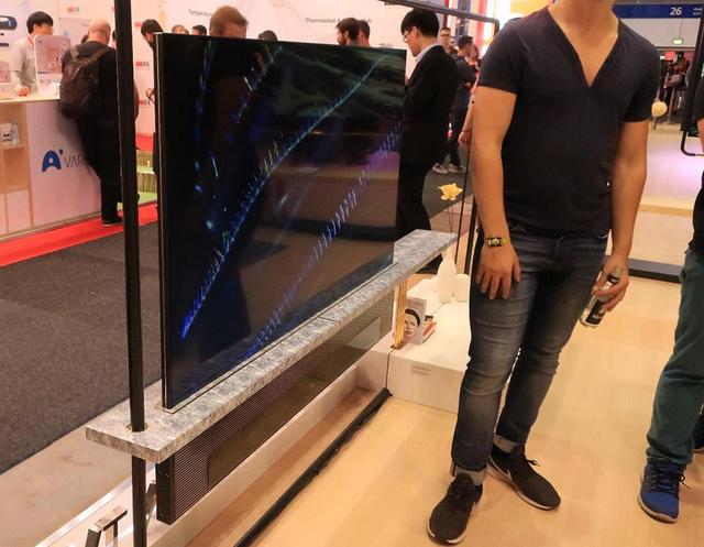 画像: 表と裏にディスプレイ。ダブルスクリーンテレビ