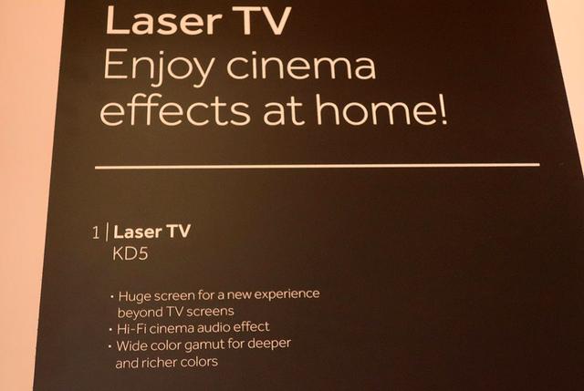 画像: レーザーテレビ「KD5」と、その解説。ハイセンスが始めたレーザーテレビ。中国各社がフォローしている