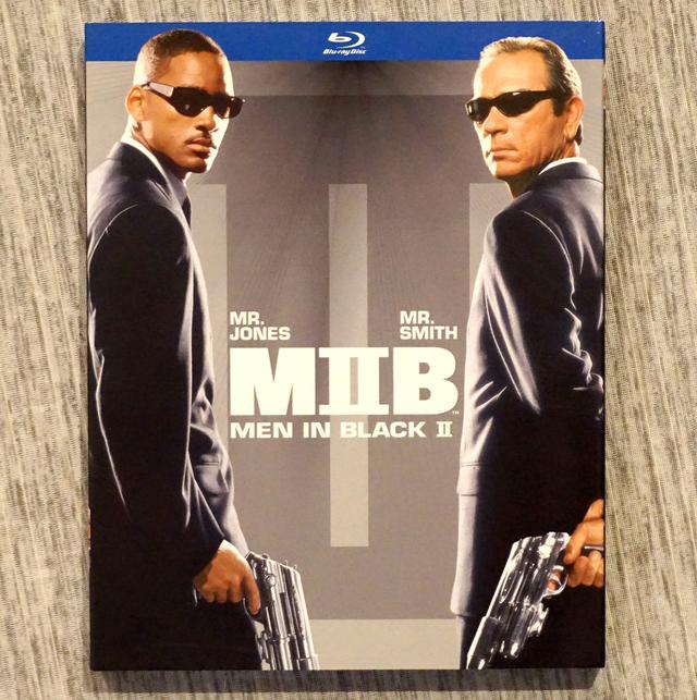 画像: 1から5年後に公開された『メン・イン・ブラック2』。シュッとしているウィル・スミスの隣に並ぶと、確かにゴツさがよく伝わってくる