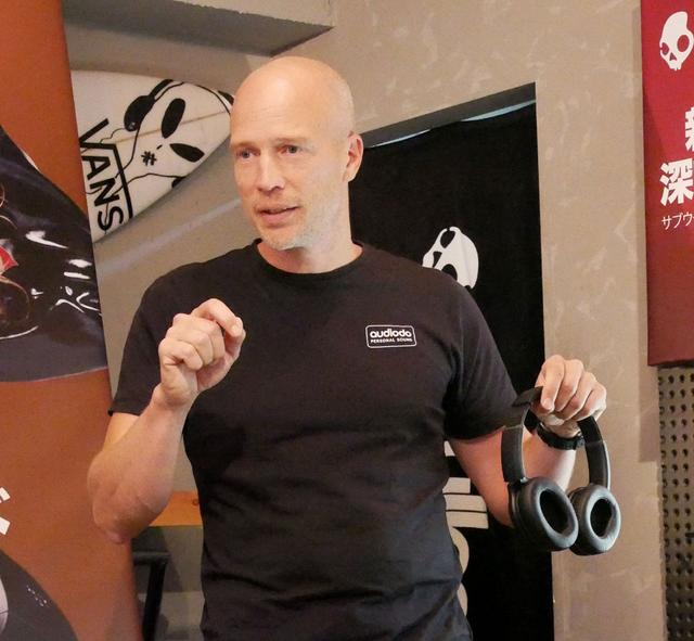 画像: 「audiodo PERSONAL SOUND」の機能紹介のためにわざわざ来日してくれた同社のJonas Lofgren氏。「Crusher ANC」が同機能の世界初搭載モデルになるという。氏によればチップ自体は小型なので、完全ワイヤレスイヤホンへの搭載(採用)も可能だという