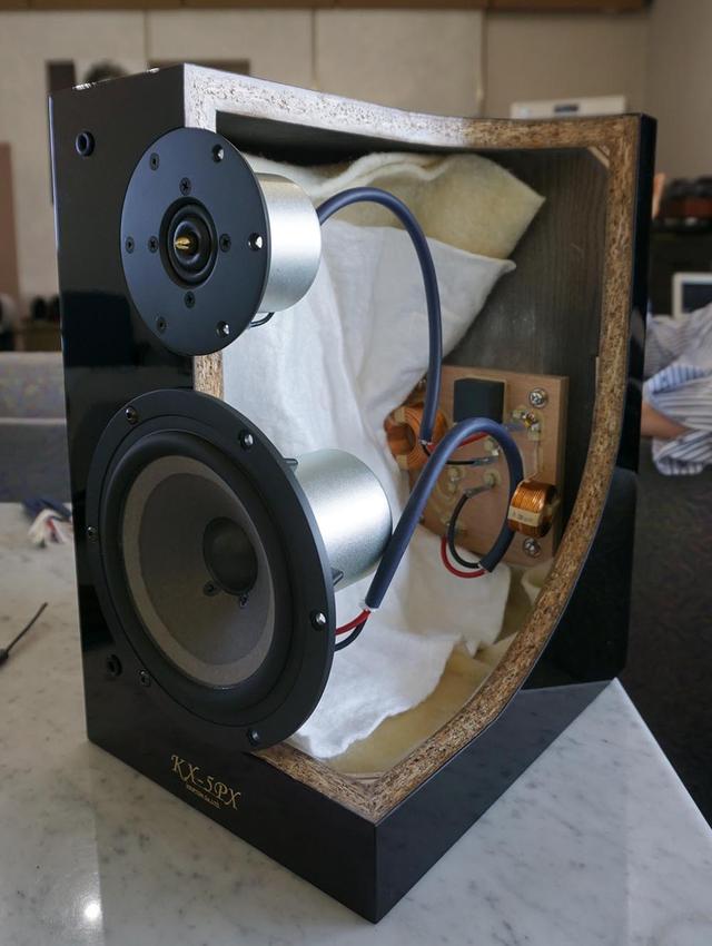 画像: KX-5PXの内部構造。ネットワーク基板からふたつのユニットにつながっているケーブルが変更されている