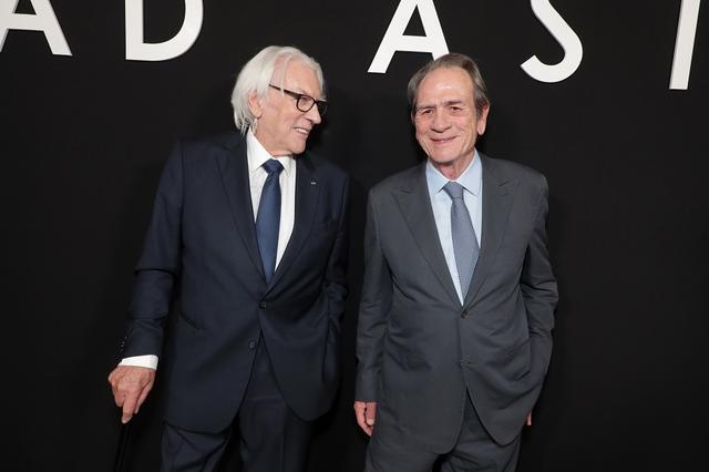 画像: ドナルド・サザーランド(左)、トミー・リー・ジョーンズ(右)