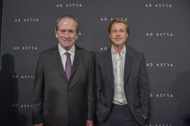 画像: トミー・リー・ジョーンズ(左)、ブラッド・ピット(右)が、ワシントンDCで行われたスペシャル・スクリーニングに登場
