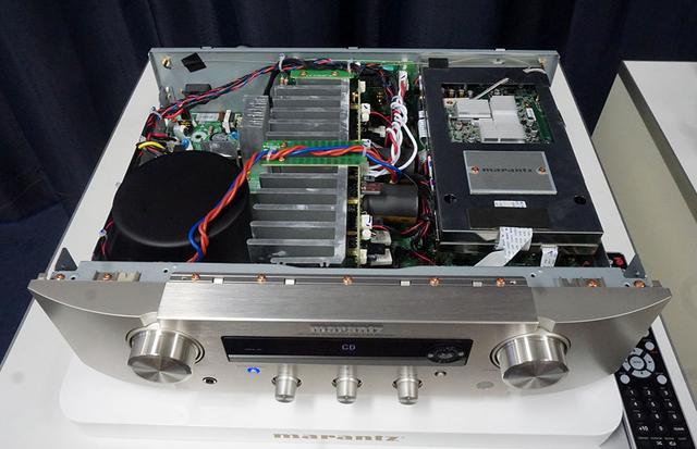 画像: PM7000Nの内部構造。写真右側のシールドボックスの中にデジタル回路が納められている。上側に見えているのはネットワークを受け持つHEOSの基板で、これは同社製品で共通のものとか