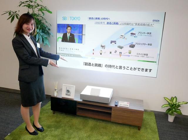 画像: 超短焦点モデルなので、写真のように壁寄せ設置する