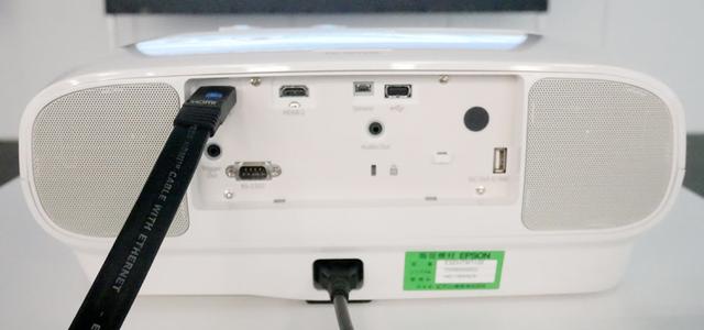 画像: TW7100の背面。両端にスピーカーを内蔵している