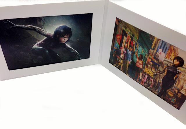 画像: プレゼント品は、ランダムにセレクトされた2枚のビジュアルシートが写真のようにセットされている
