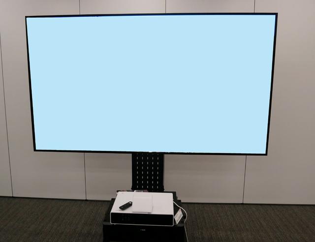 画像: EH-LS500の発売に合わせて取り扱いを開始する高輝度スクリーン。100インチでゲインは0.9だ