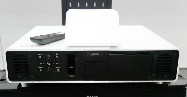 画像: 後ろのカバーを外すと操作ボタン類やスピーカーが見える