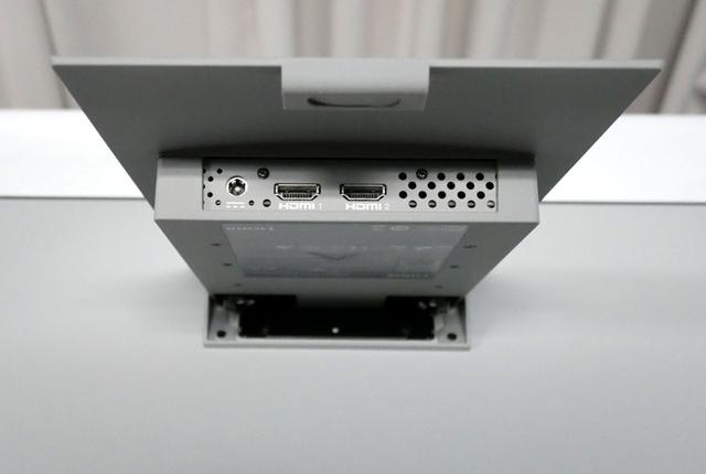 画像: HDMI入力端子はスタンドの内側にある。なお、電源はACアダプタータイプで、(アダプターは)かまぼこ板ぐらいの大きさ