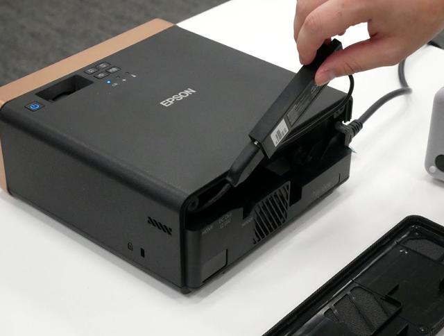 画像: エプソン、Android TVスティック同梱のホーム用液晶プロジェクター「EF-100BATV」「EF-100WATV」を12月19日に発売