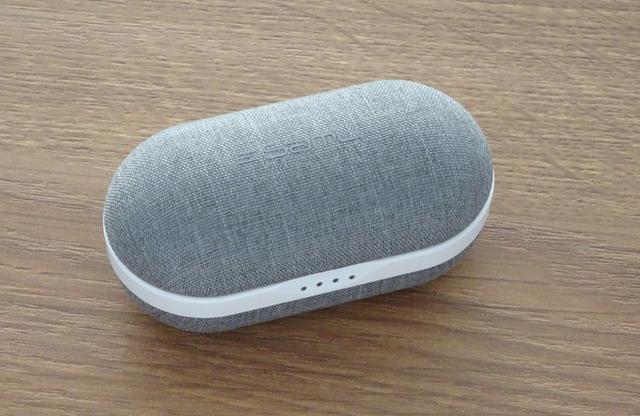 画像: 収納ケースは繭型で、外装はファブリック仕立てだ