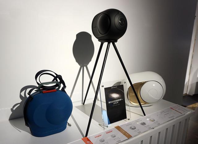 画像: ブラックカラーの登場に合わせて、ブラック仕上げのスタンドも発売される