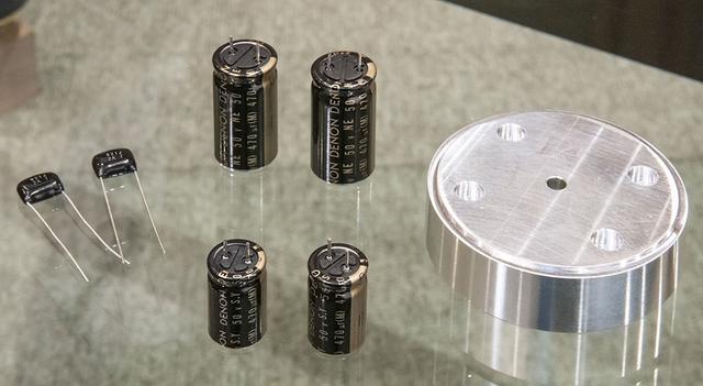 画像: SX1 LIMITEDに採用された高音質パーツ。山内さんが開発したコンデンサー等も使われている。右端は超々ジュラルミン7075のフット部