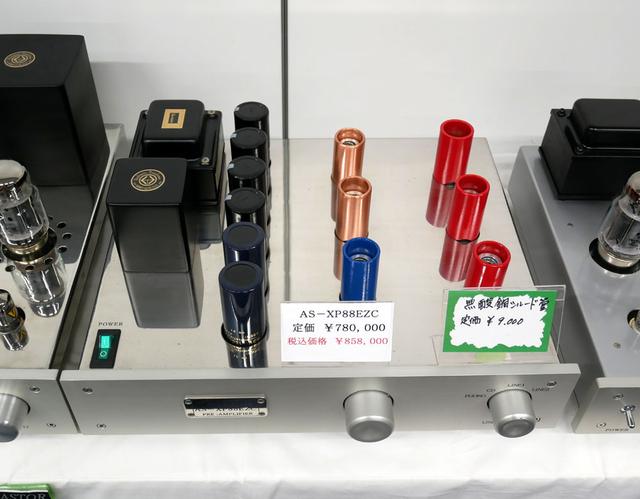 画像: ▲右側にあるカラフルな筒状のものが、無酸素銅を使ったシールド管。売れ行きも好調という。一つあたり400gほどあり意外とずっしりとくる