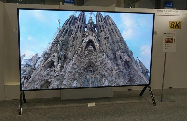 画像: 120インチというサイズを誇る8K液晶ディスプレイは圧巻の存在感で、来場者の多くが足を止めていた
