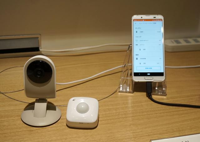 画像: こちらはKDDIと協業した「家電連携見守り機能」。シャープ製テレビや冷蔵庫、エアコン、空気清浄機などの動作状態をモニターし、その様子をスマホアプリに送ってくれる