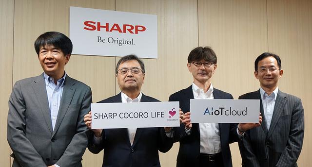 画像: 写真左から(株)SHARP COCORO LIFEの代表取締役社長 大山貞さん、同社代表取締役会長 長谷川祥典さん、(株)AIoTクラウド 代表取締役社長 赤羽良介さん、同社取締役副社長 白石奈緒樹さん