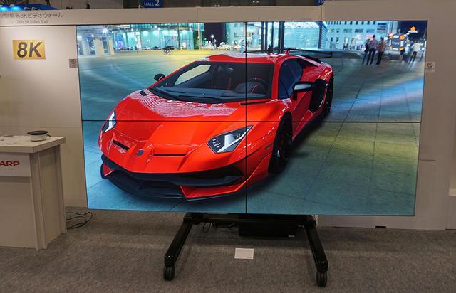 画像: 60インチの4Kパネルを4枚組み合わせたマルチディスプレイ