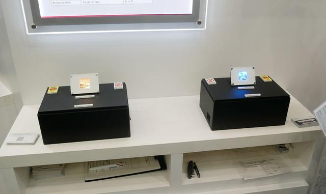 画像: ▲KYOCERAブースでは、Micro LEDを使ったディスプレイ(1.8インチ)を参考展示。かつてソニーがCESで展示していたものの超小型版と言えそうだ。高輝度が求められる各種ディスプレイへの展開を予定しているそう
