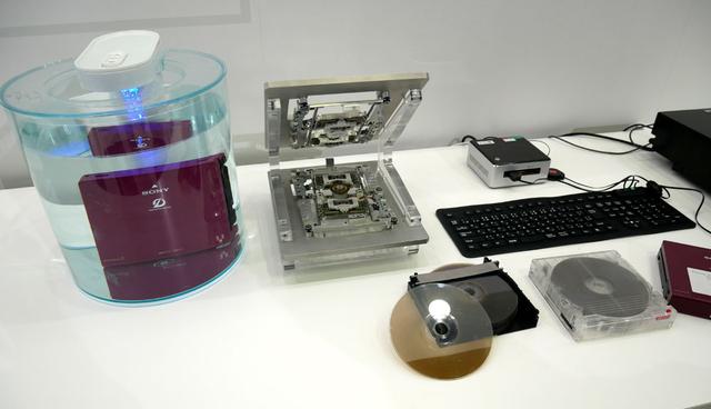 画像: ▲ソニーブースでは医療系機器の展示がメインとなっていたが、発表済とはなるが業務用の光ディスクメディア「アーカイバルディスク」の展示を行なっていた。いわゆるBDメディアを使い、ディスク上の山谷の両方に記録することで、記録密度(容量)を向上。片面3層、両面6層ディスクで300GBの容量を持つという。今後、500GB、1TB品の開発を進めているという
