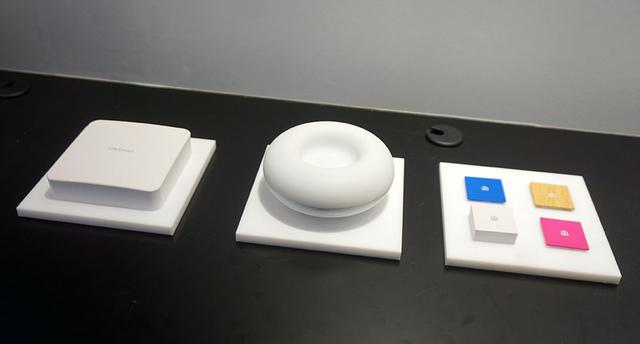 画像: B to Bでサービスを展開しているSpaceCoreでは、家電コントローラー(写真中央)やモーションセンサーなどの多くのデバイスを揃えている。ハウスメーカーとの協業によって、家庭内の照明やドアロックなどのセキュリティを最適化できるという。家電コントローラーは各社の赤外線コマンドがプリセットされており、アプリからメーカーを選ぶだけで使えるとのこと